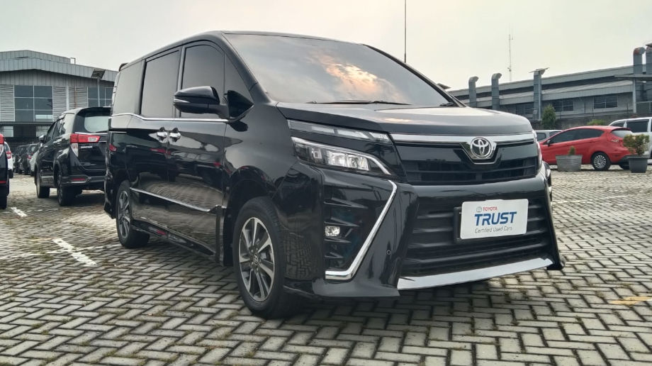 TOYOTA VOXY 2.0 AT AT 2019